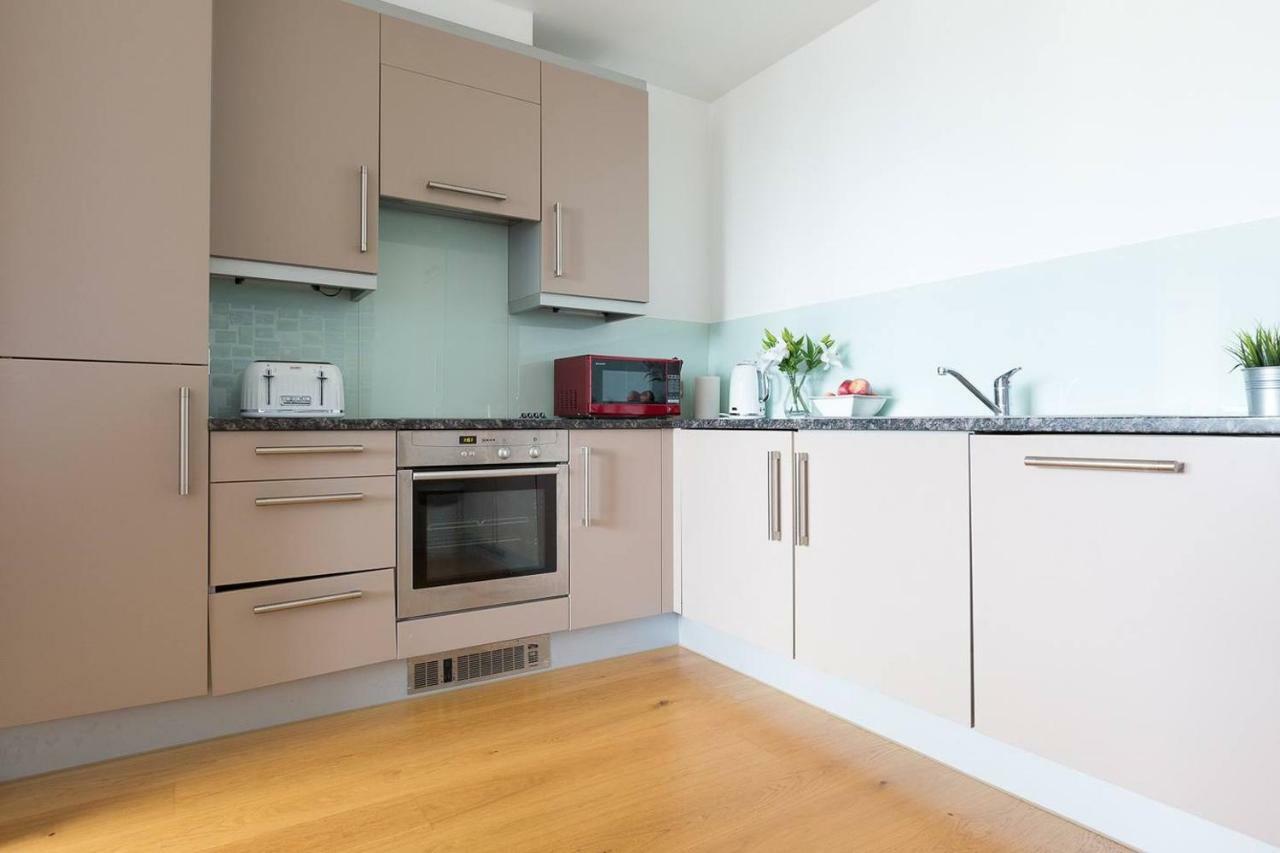 Modern 1 Bedroom Apartment In E1 With Great Views ลอนดอน ภายนอก รูปภาพ