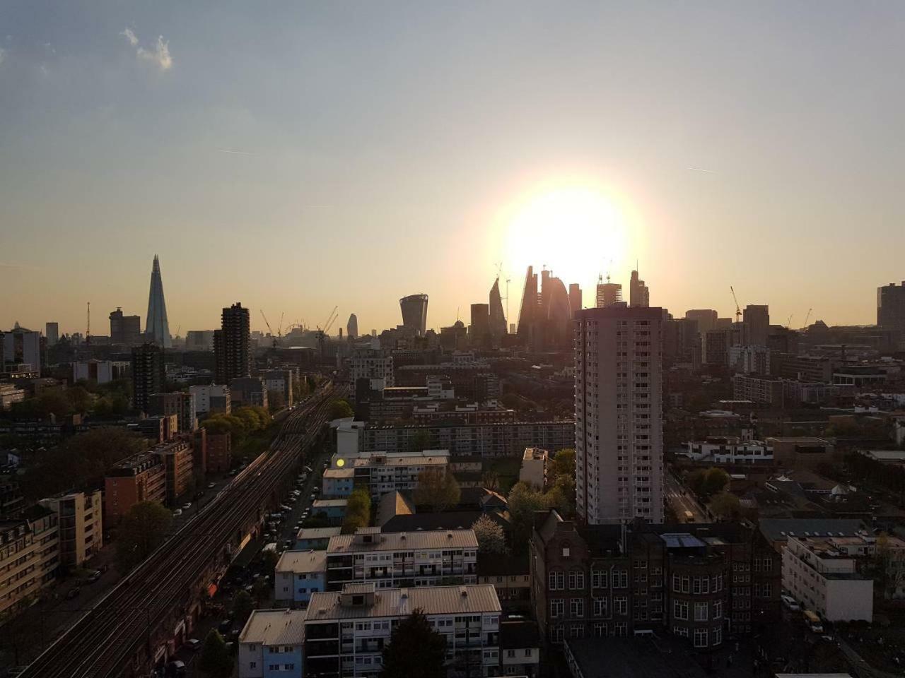 Modern 1 Bedroom Apartment In E1 With Great Views ลอนดอน ภายนอก รูปภาพ