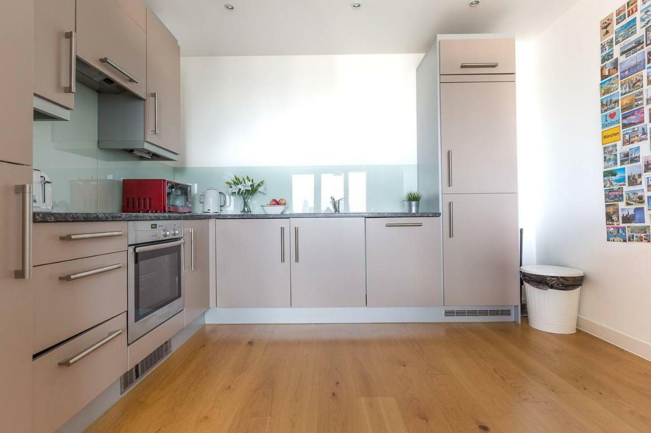 Modern 1 Bedroom Apartment In E1 With Great Views ลอนดอน ภายนอก รูปภาพ